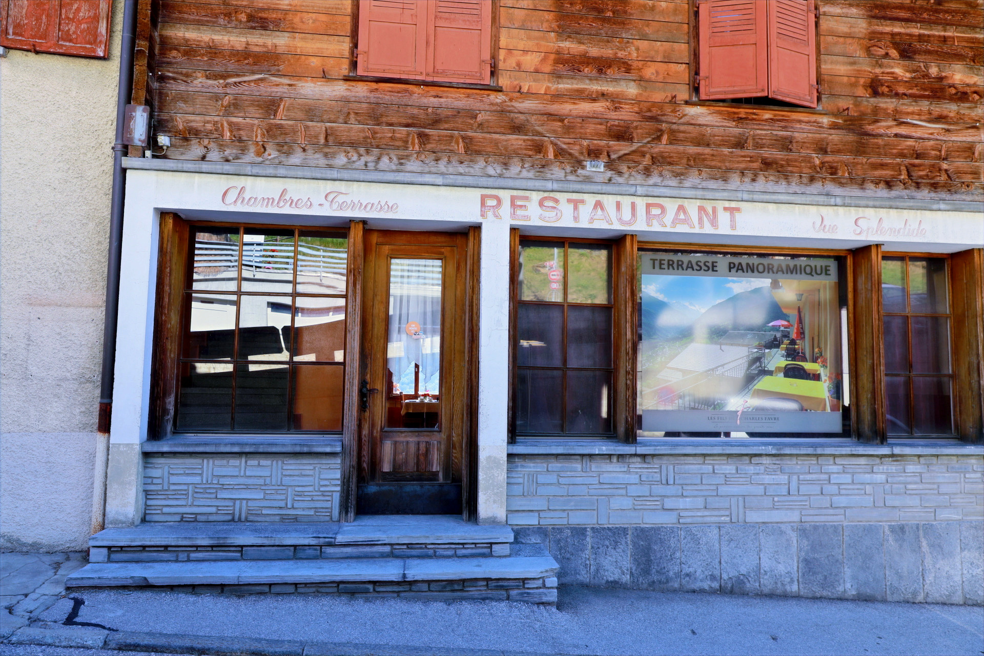 Facade de l'Auberge des Amis a Heremence